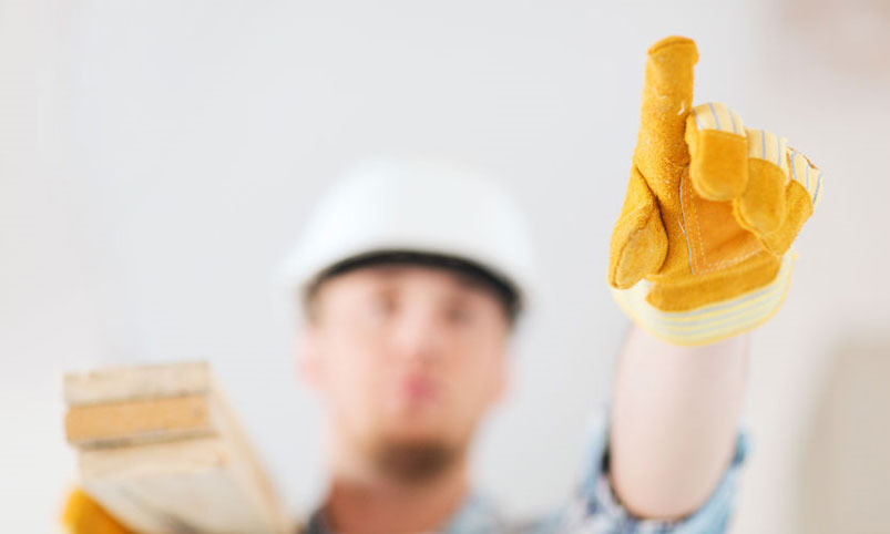 Homme avec des gants de protection