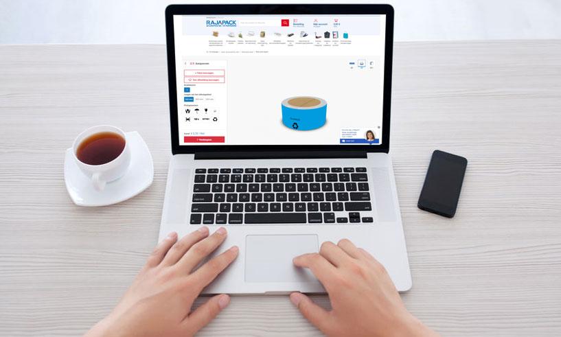 Ordinateur portable avec écran affichant Rajaprint pour créer un emballage personnalisé