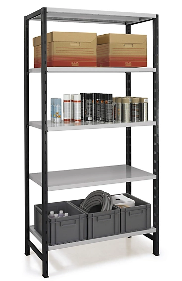 Archiefrek met dozen en prullaria op de schappen