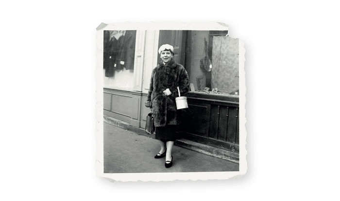 Rachel Marcovici voor haar winkel in de jaren '50