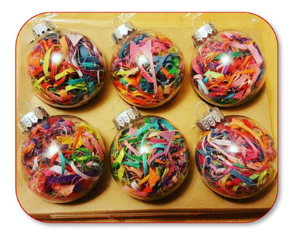 Frisure de papier couleur en boules de Noël transparantes