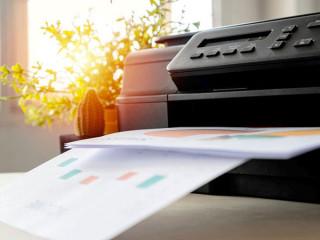 Printpapier rolt uit een printer