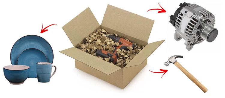 Papieren opvulchips in doos met hamer, servies of auto-onderdelen