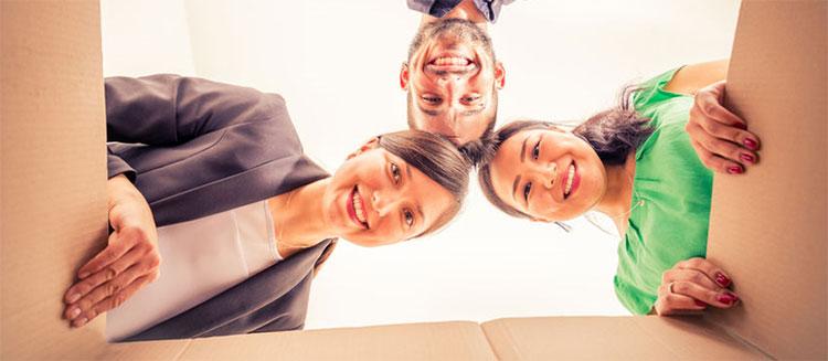 L'expérience unboxing : homme et 2 femmes regardent le contenu de la caisse