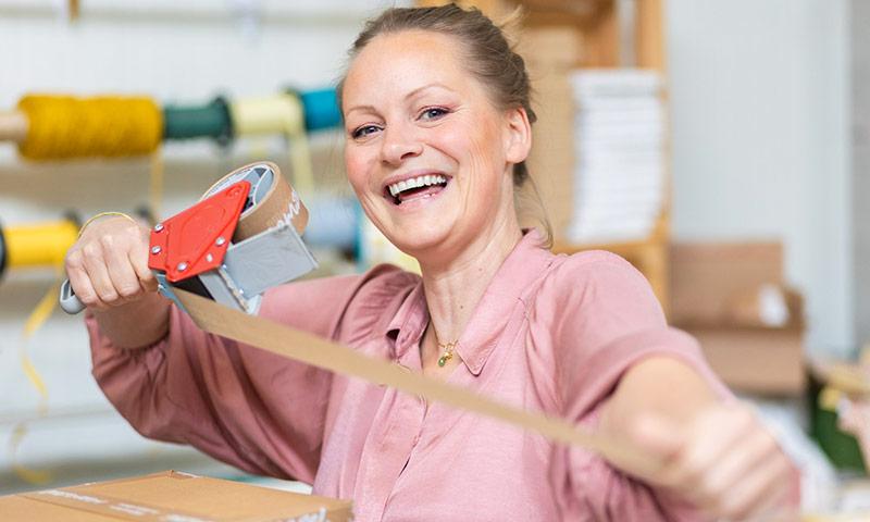 Kim van Mamzel gebruikt dankzij RAJA bedrukte papieren tape voor het sluiten van haar dozen