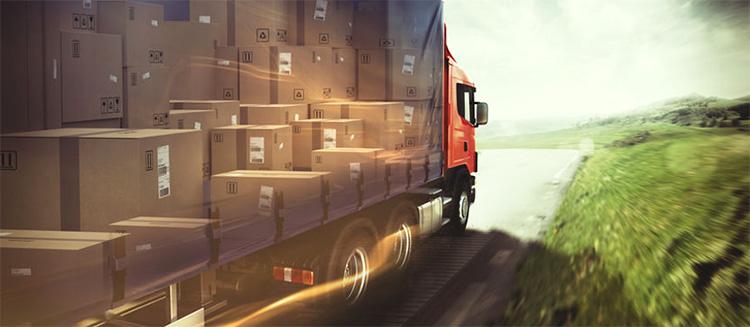 Camion rouge avec des boîtes monomatériau de différentes tailles dans l'espace de chargement