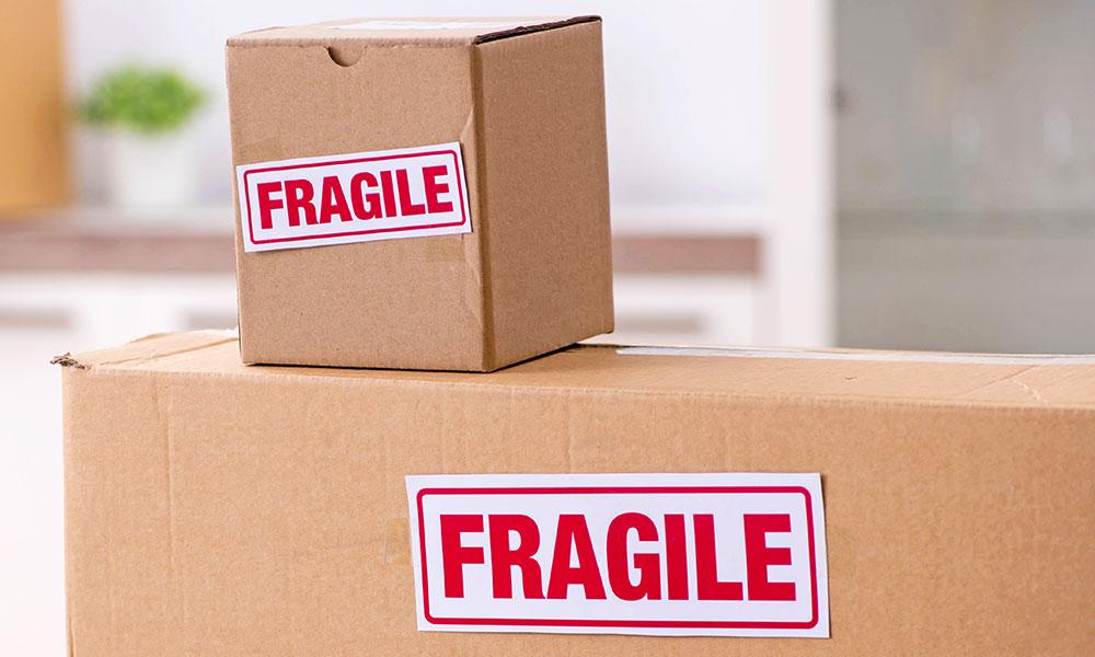 Emballages protecteurs pour les produits fragiles, boîtes avec étiquettes Fragile