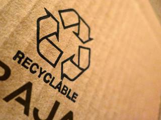 Close-up van ecologische verpakkingen met het logo voor recyclen en RAJA