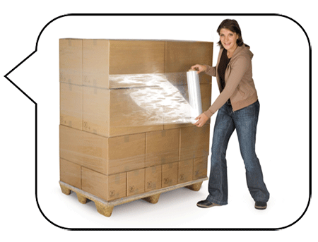 Une femme pose du film étirable autour d'une pile de cartons sur une palette.