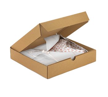 Extra platte doos van RAJA gebruikt als verpakking voor een t-shirt en ander textiel