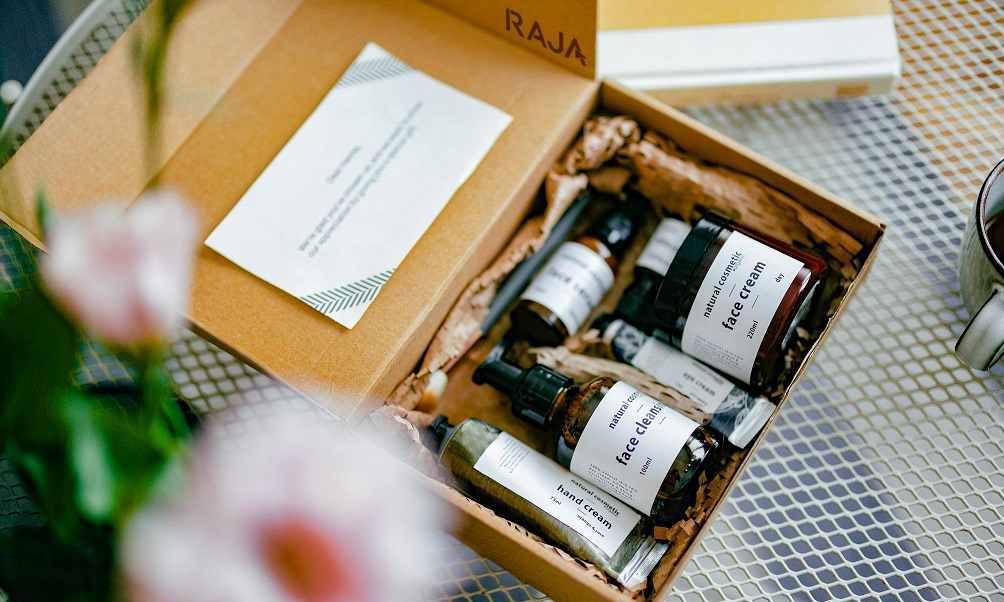 Exemple d'une caisse comme packagings cosmétiques, remplie de flacons de produits de beauté