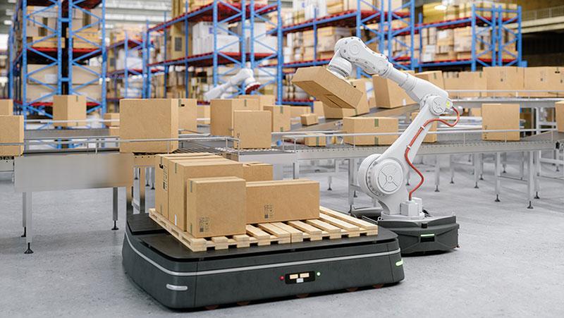 Un robot d'emballage réalise des opérations d'automatisation dans un entrepôt