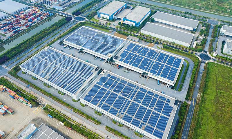 Entrepôts avec des toits équipés de panneaux solaires pour une logistique verte