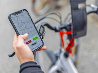 Un homme suit son itinéraire sur son smartphone pour la livraison du dernier kilomètre