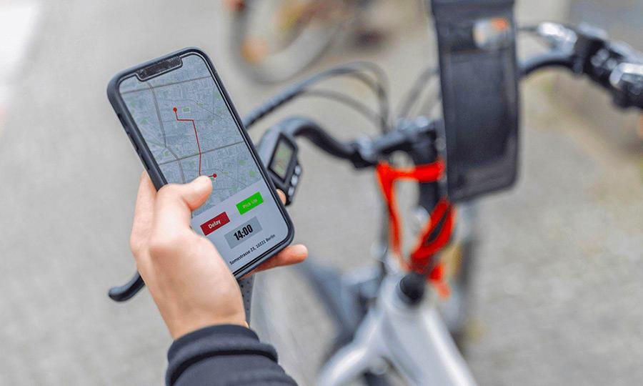 Un homme suit son itinéraire sur son smartphone pour la livraison du dernier kilomètre