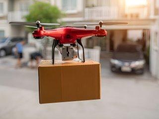 Drone rouge emporte un colis