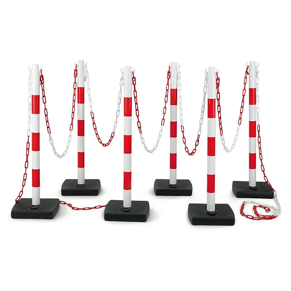 Poteaux de délimitation rouges et blancs avec chaîne