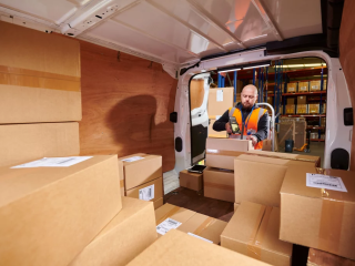 Magazijnier scant tertiaire verpakking