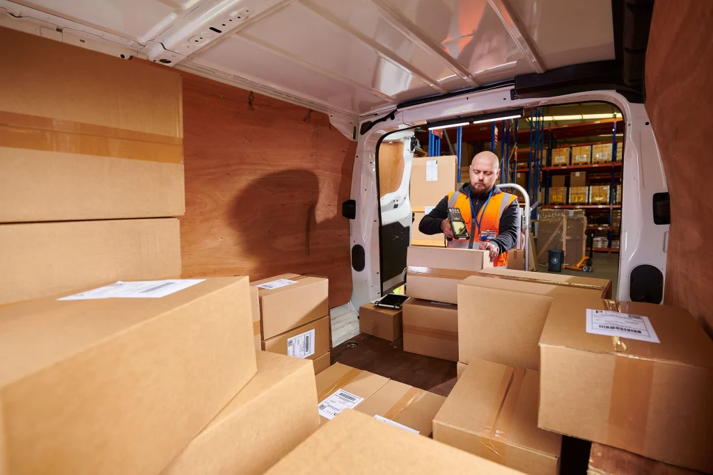 Magazijnier scant tertiaire verpakking