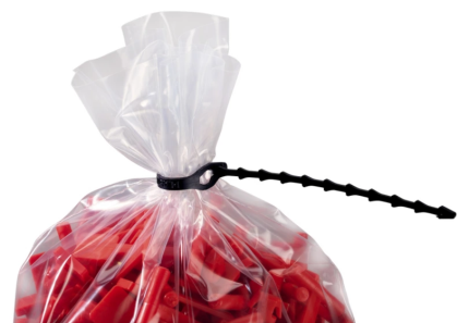 Zwarte rattenstaart die plastic zak stevig afsluit