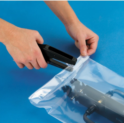 application d'une agrafeuse sur un sachet