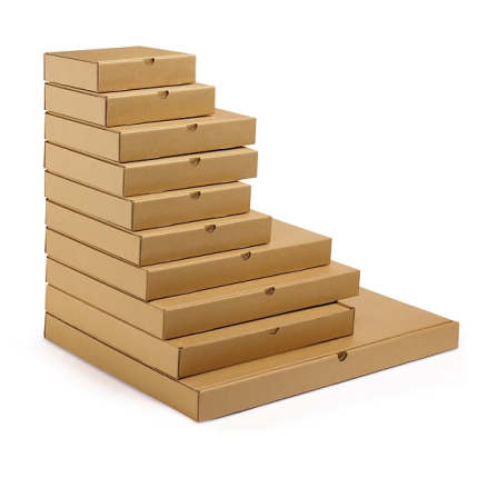 Verzenddozen in verschillende formaten, gestapeld