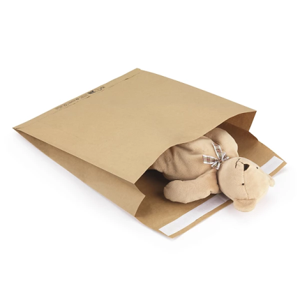 Papieren verzendzak met teddybeer binnenin