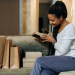 unboxing vrouw die doos opent