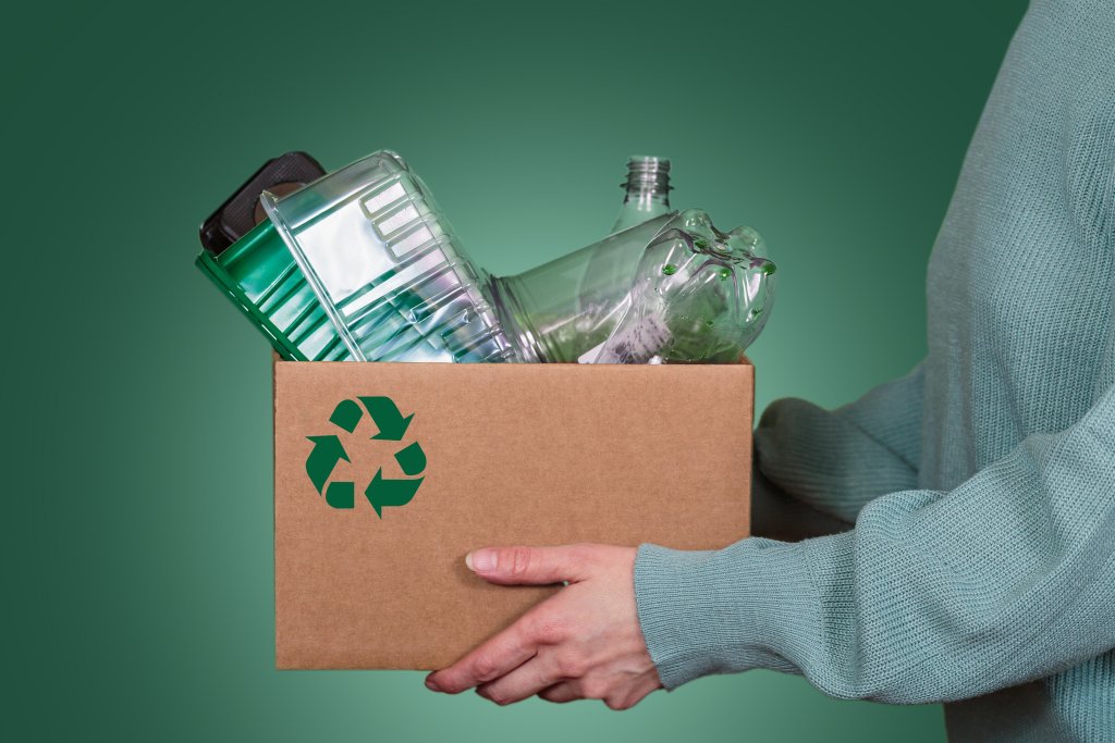 Doos met plastic consumentenafval recycleren