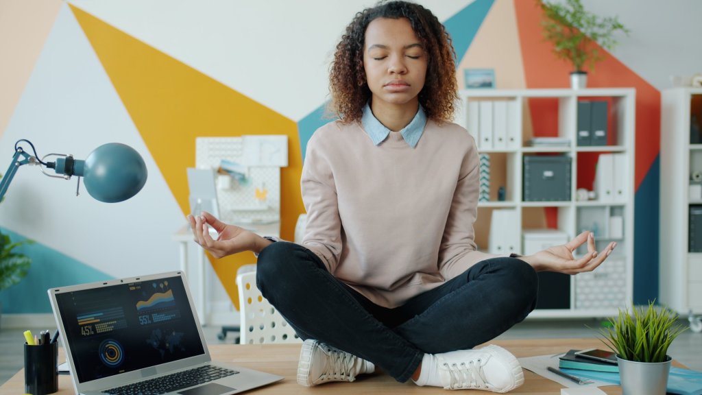 vrouw zen op bureau