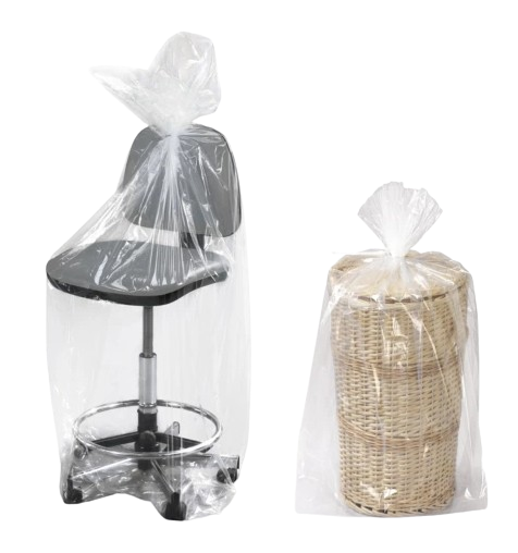 Chaise grise et caisse en carton brune protégées par deux sacs en plastique robustes